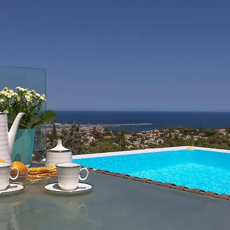 Impeccable 4-bed Вилла *